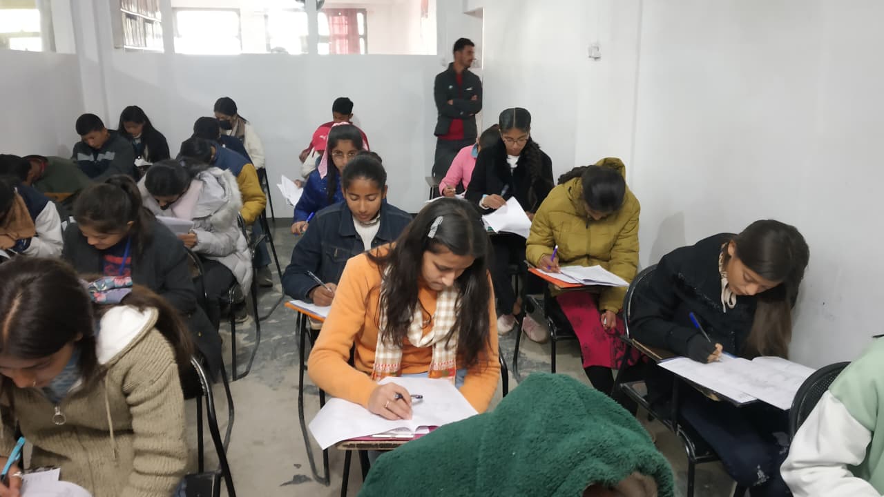 Students studying in a Sharda Vidyapeeth classroom